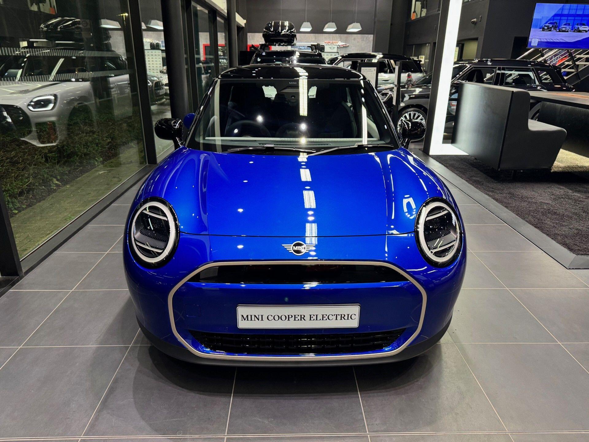 MINI UK at Berry Heathrow | Car dealership in West Drayton